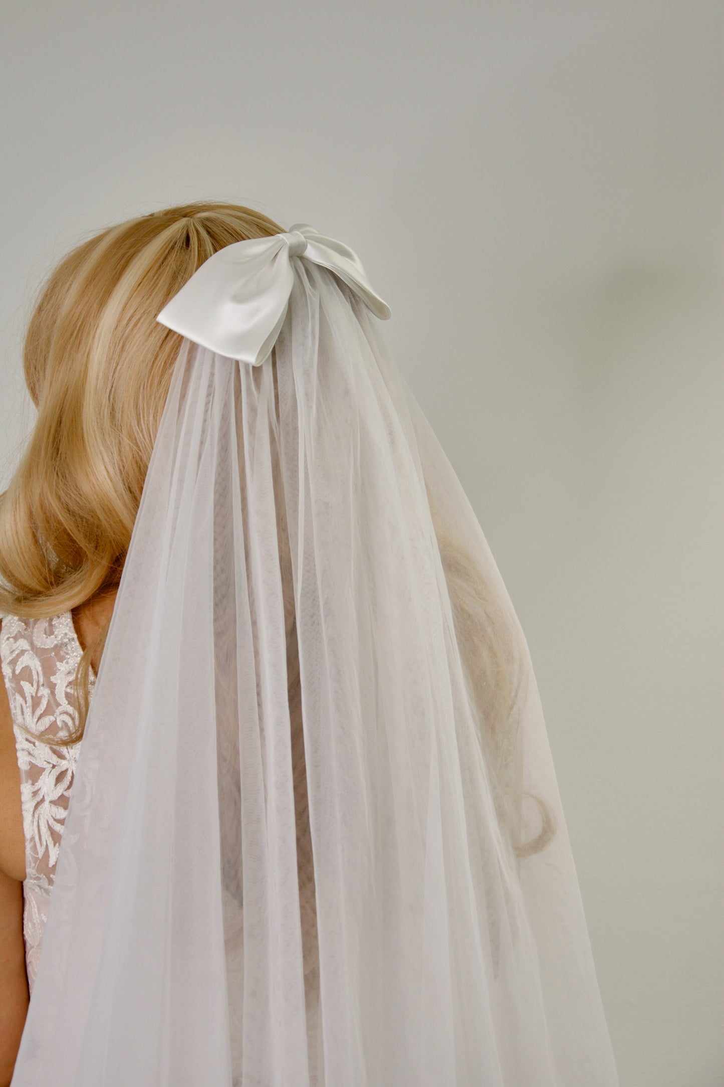 Arianna Bow Veil